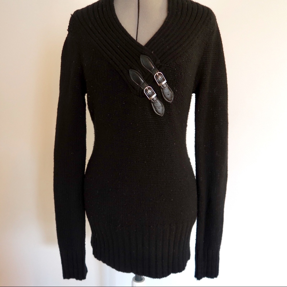 BLACK KNIT V-NECK SWEATER WITH BUCKLE ACCENT